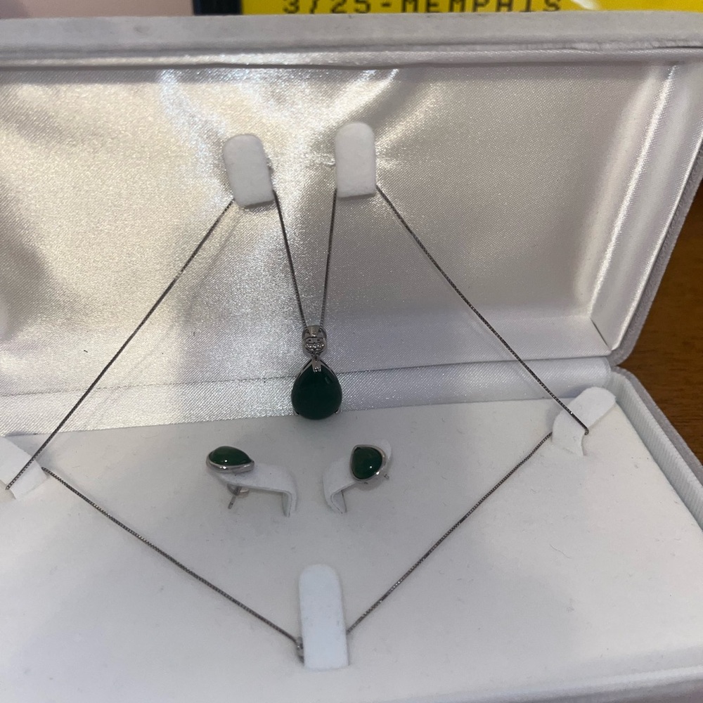 Authentic Chinese Jade Pendant Necklace and Earring Set (new, never worn, in box - Picture 2 of 6